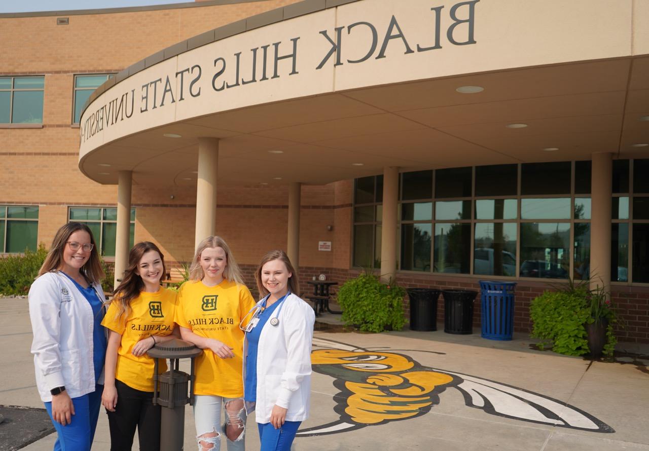 四名女Nursing专业学生站在BHSU大学中心外.